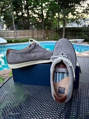 Johnson and Murphy Men's Gray Suede Derby Shoes with Contrast Laces